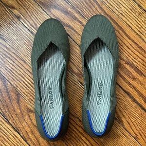 Great condition - size 8.5 Rothy’s Ecru